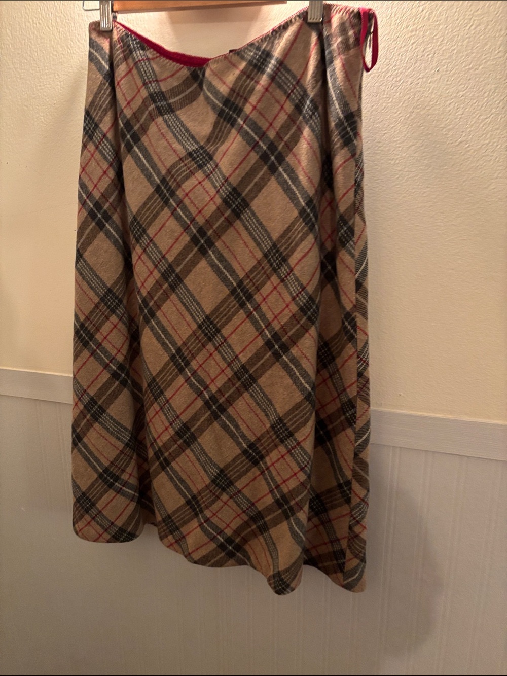 GAP Plaid A-Line Skirt in Beige, Black & Red
